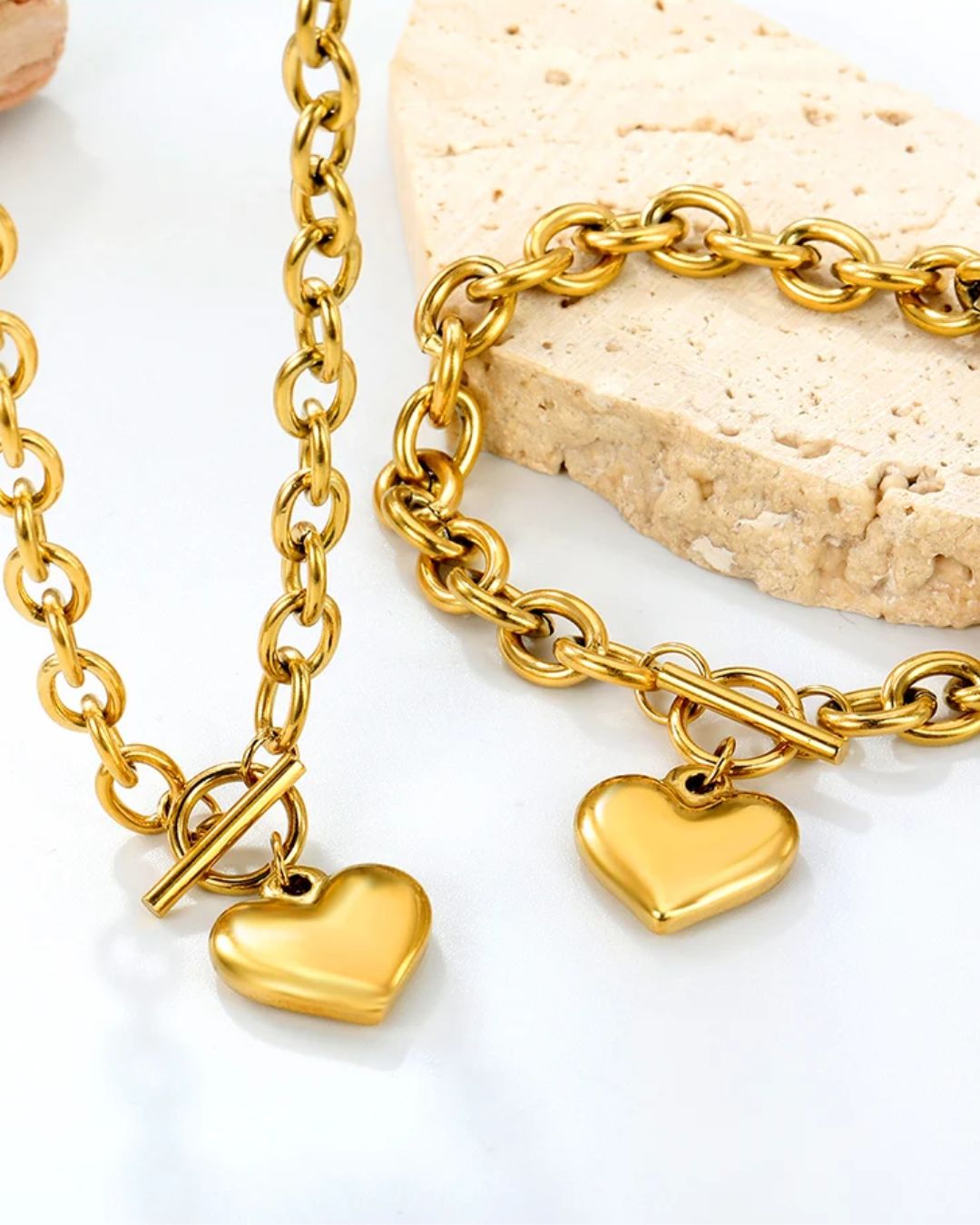 Conjunto Coração de Ouro – Colar e Pulseira com Corrente Grossa e Pingente de Coração
