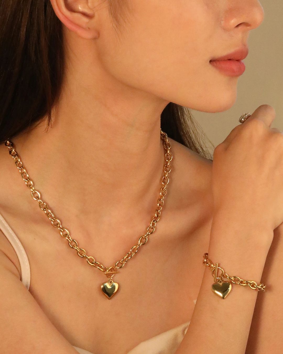 Conjunto Coração de Ouro – Colar e Pulseira com Corrente Grossa e Pingente de Coração