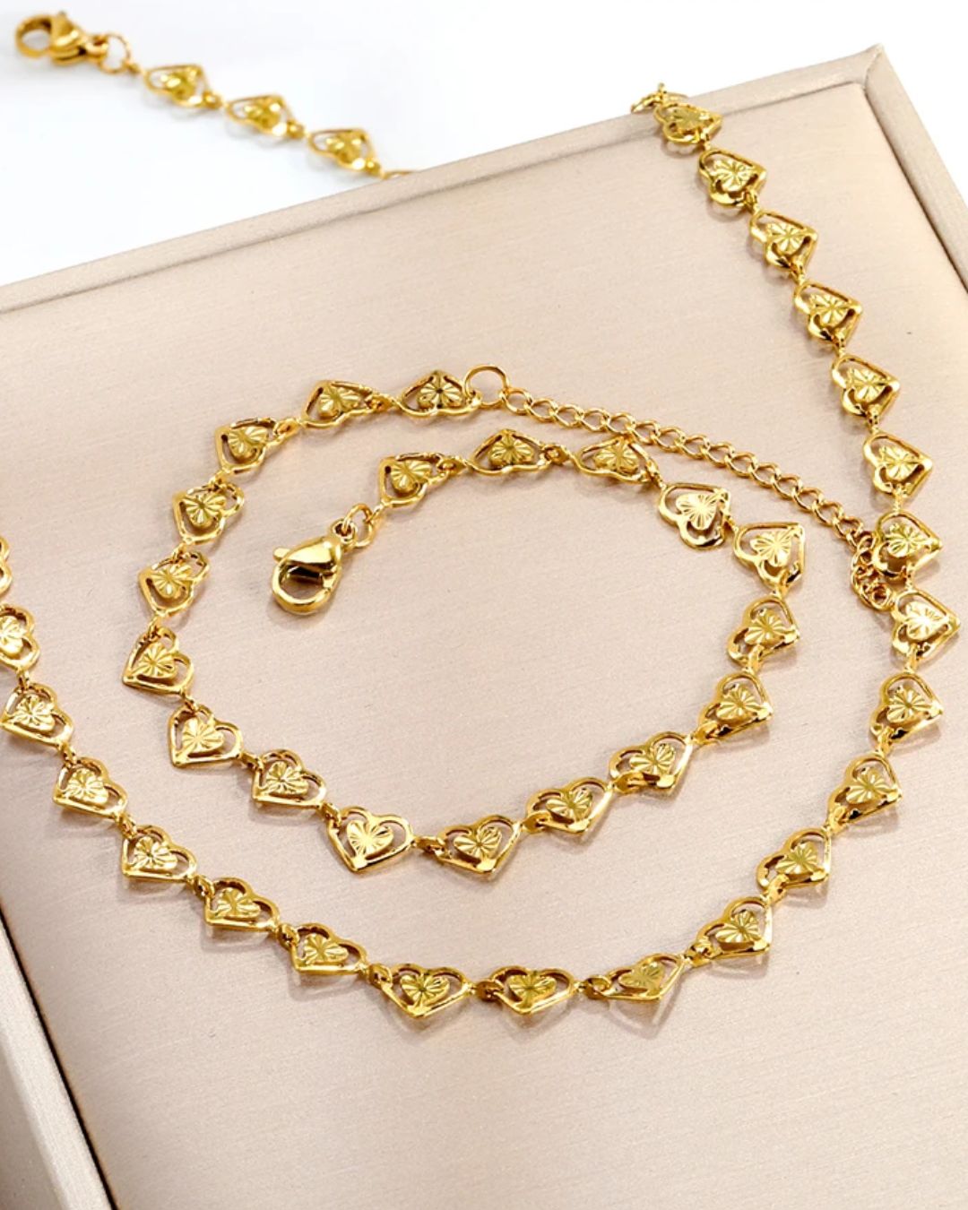 Conjunto Amor Infinito – Colar e Pulseira Dourada com Corações em Toda a Extensão