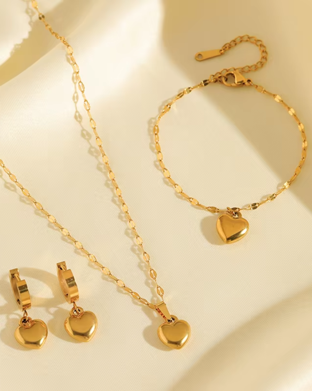 Conjunto Coração Dourado – Colar, Brinco e Pulseira com Pingente de Coração