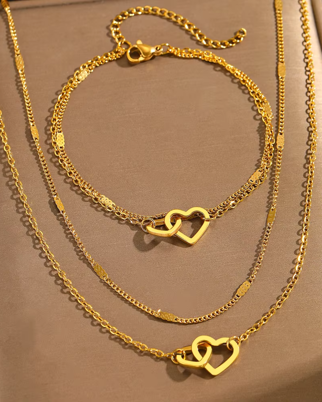 Conjunto Corações Entrelaçados – Colar e Pulseira Dupla Dourada