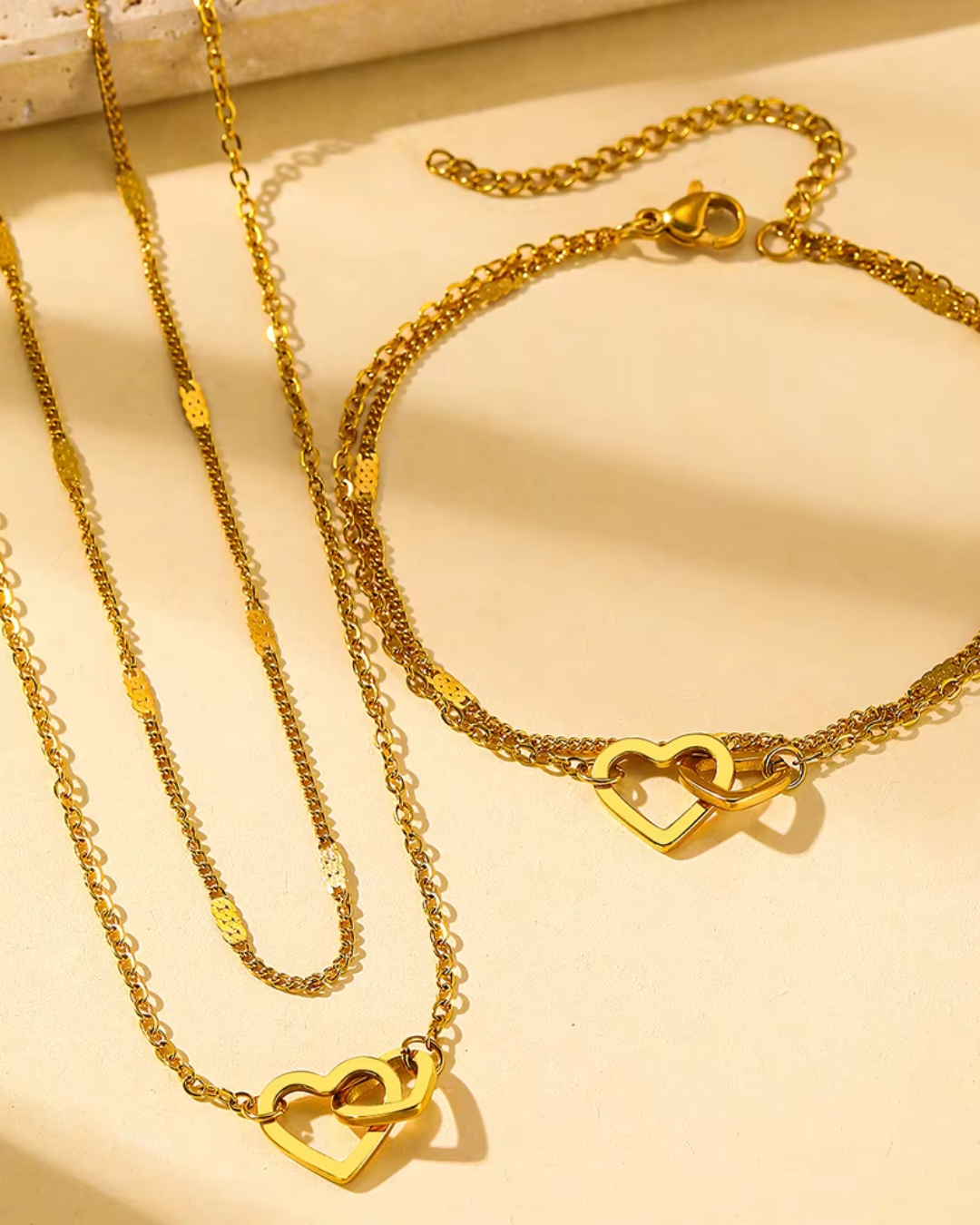 Conjunto Corações Entrelaçados – Colar e Pulseira Dupla Dourada