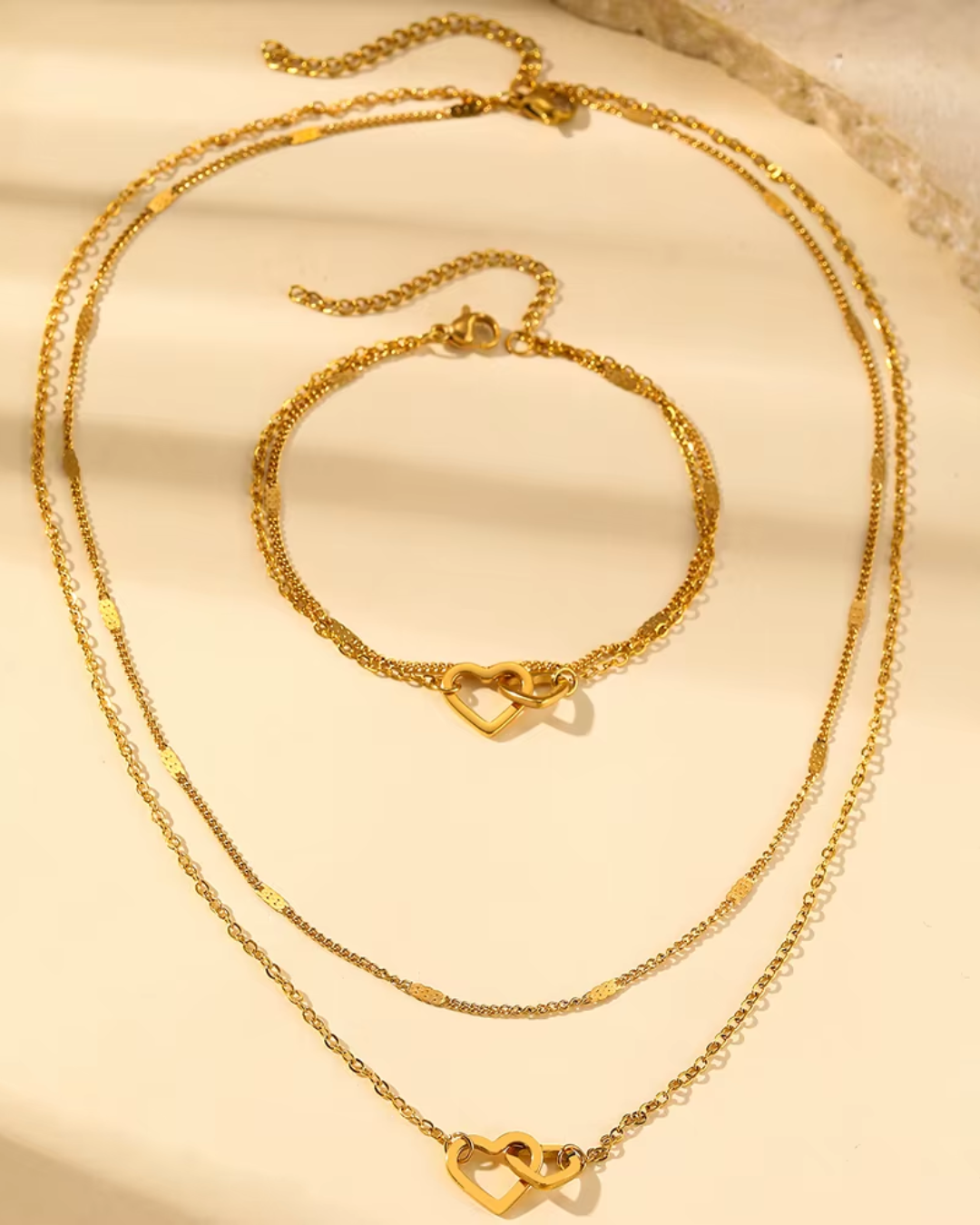 Conjunto Corações Entrelaçados – Colar e Pulseira Dupla Dourada