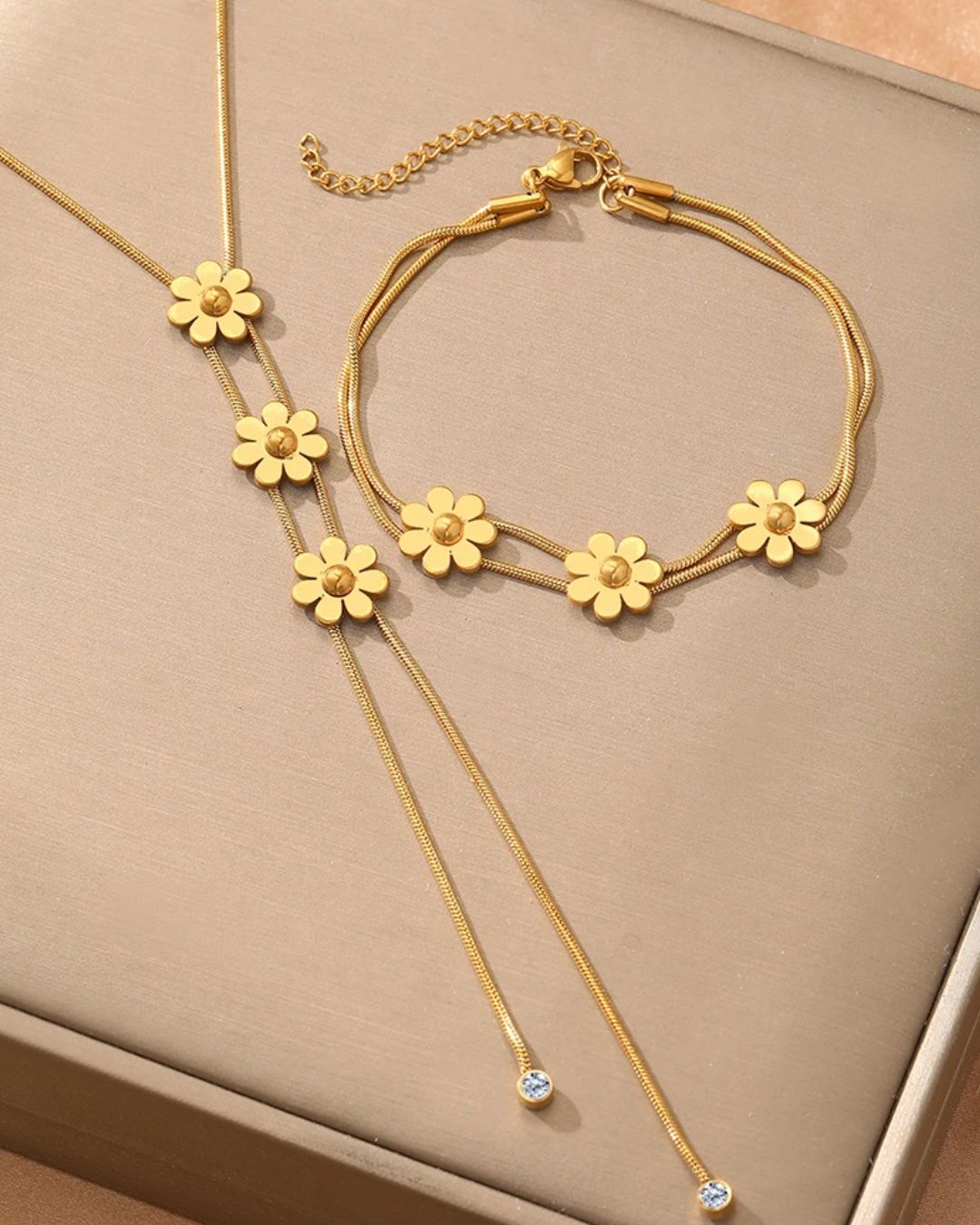 Conjunto Flor Dourada – Colar Longo e Pulseira