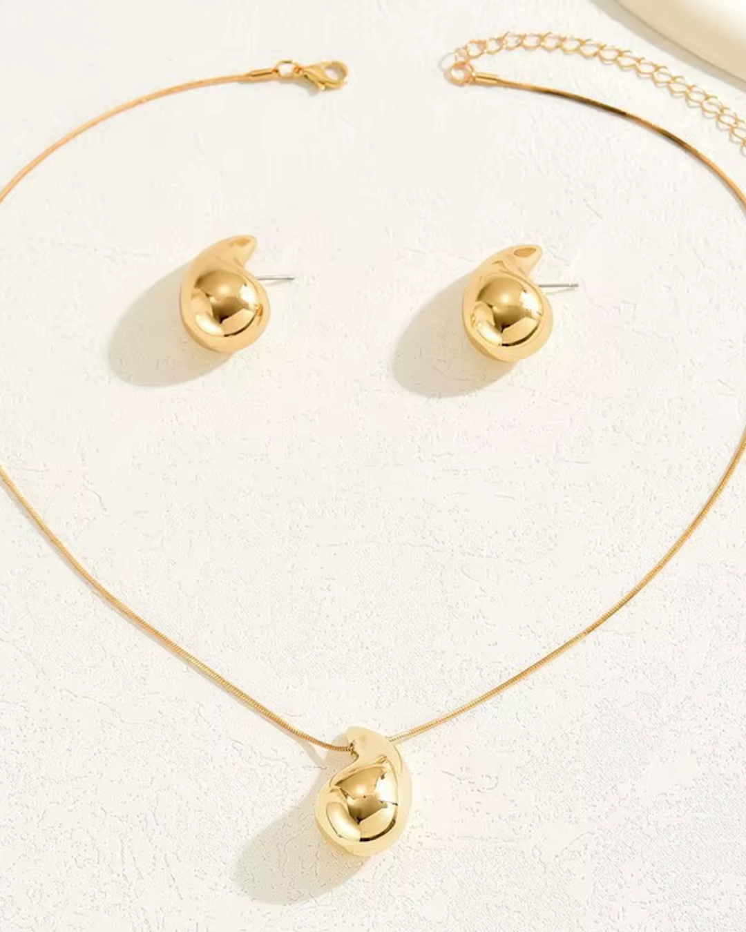 Conjunto Gota D’Água – Brinco e Colar Dourado