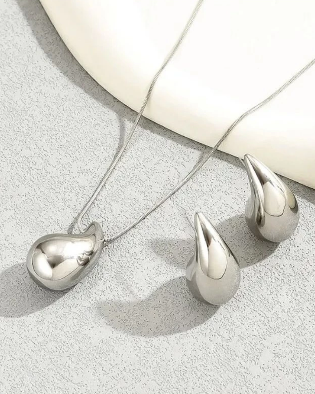 Conjunto Gota D’Água – Brinco e Colar Prateado