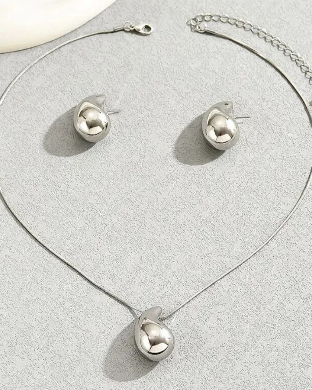Conjunto Gota D’Água – Brinco e Colar Prateado