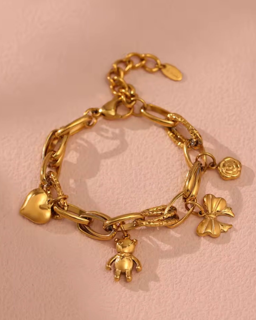 Pulseira de Elos Dourada com Berloques Delicados