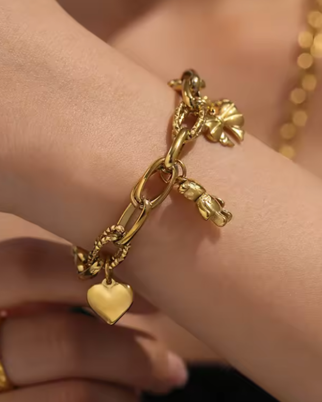 Pulseira de Elos Dourada com Berloques Delicados
