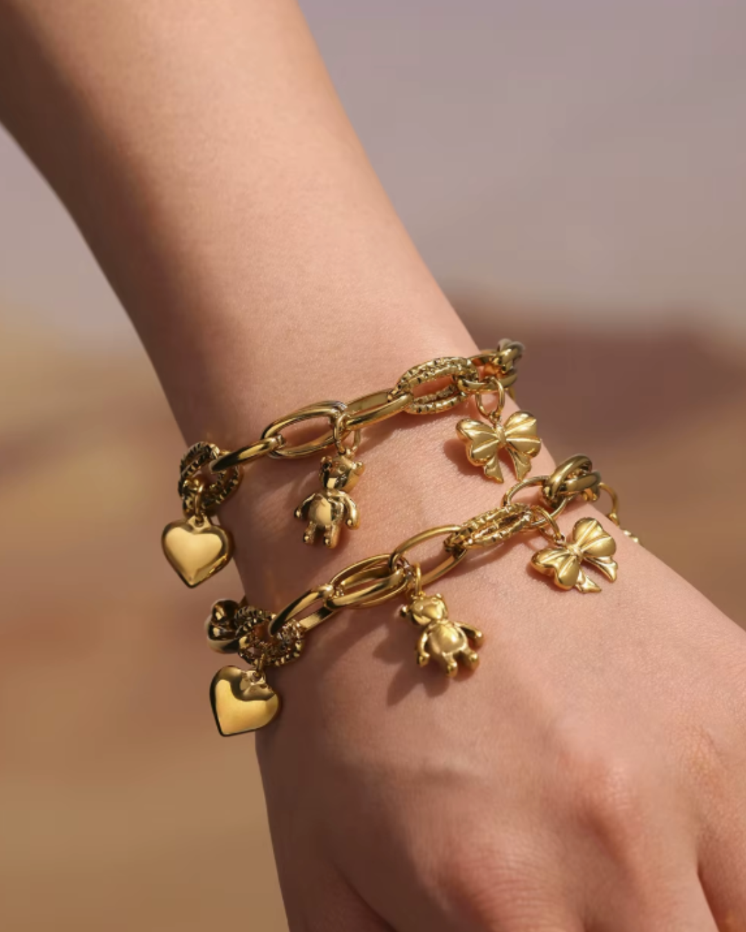 Pulseira de Elos Dourada com Berloques Delicados