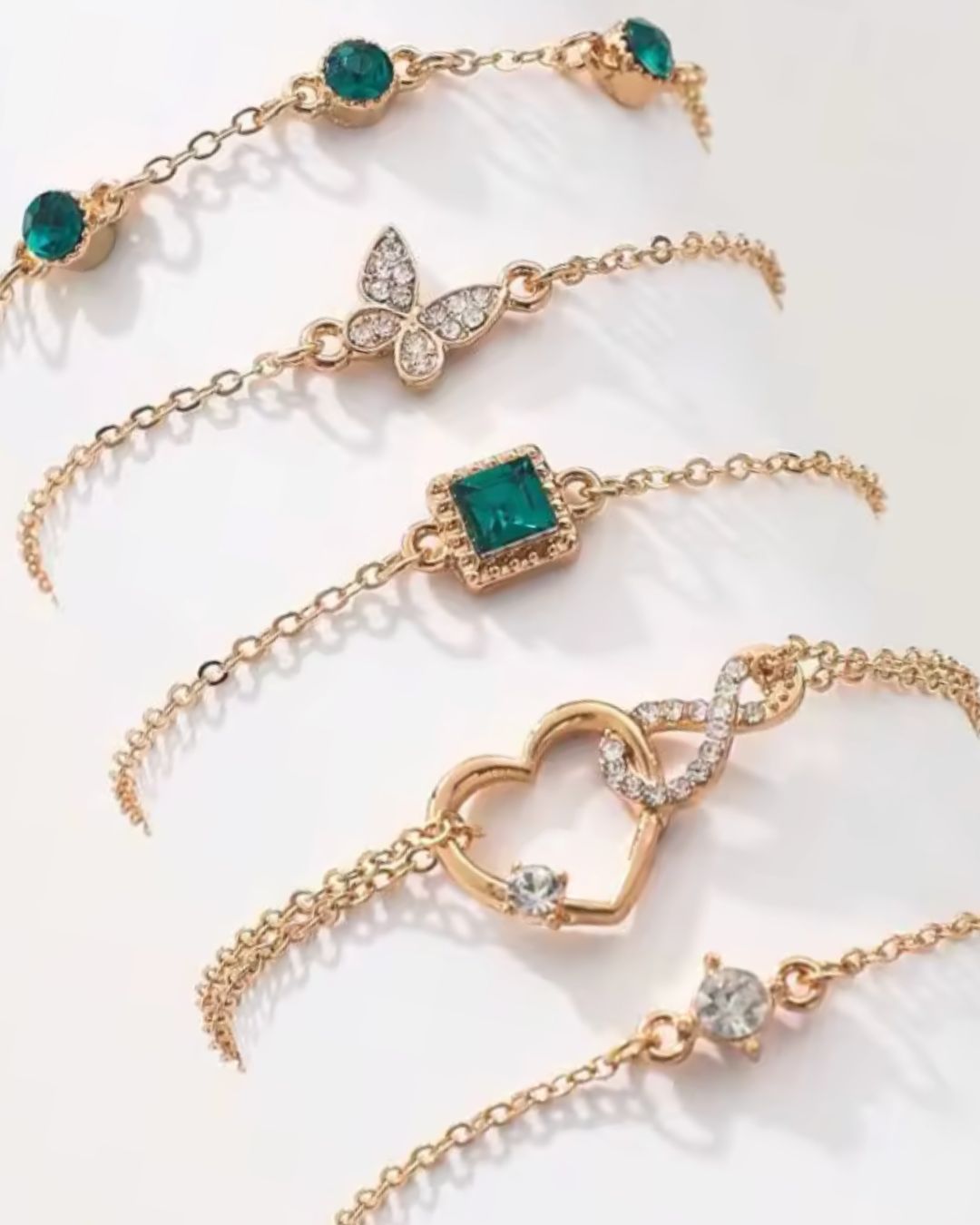 Conjunto de 5 Pulseiras Douradas com Detalhes em Cristal Verde