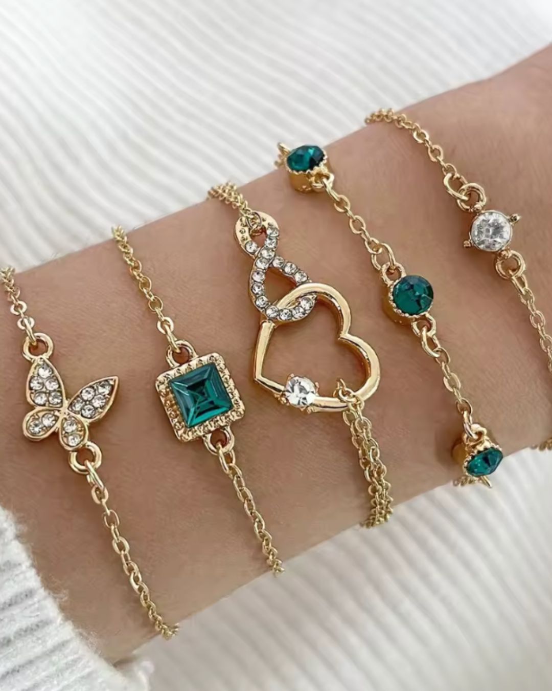 Conjunto de 5 Pulseiras Douradas com Detalhes em Cristal Verde