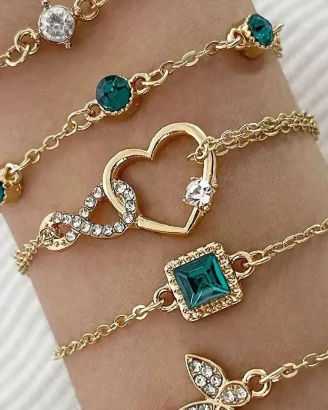 Conjunto de 5 Pulseiras Douradas com Detalhes em Cristal Verde