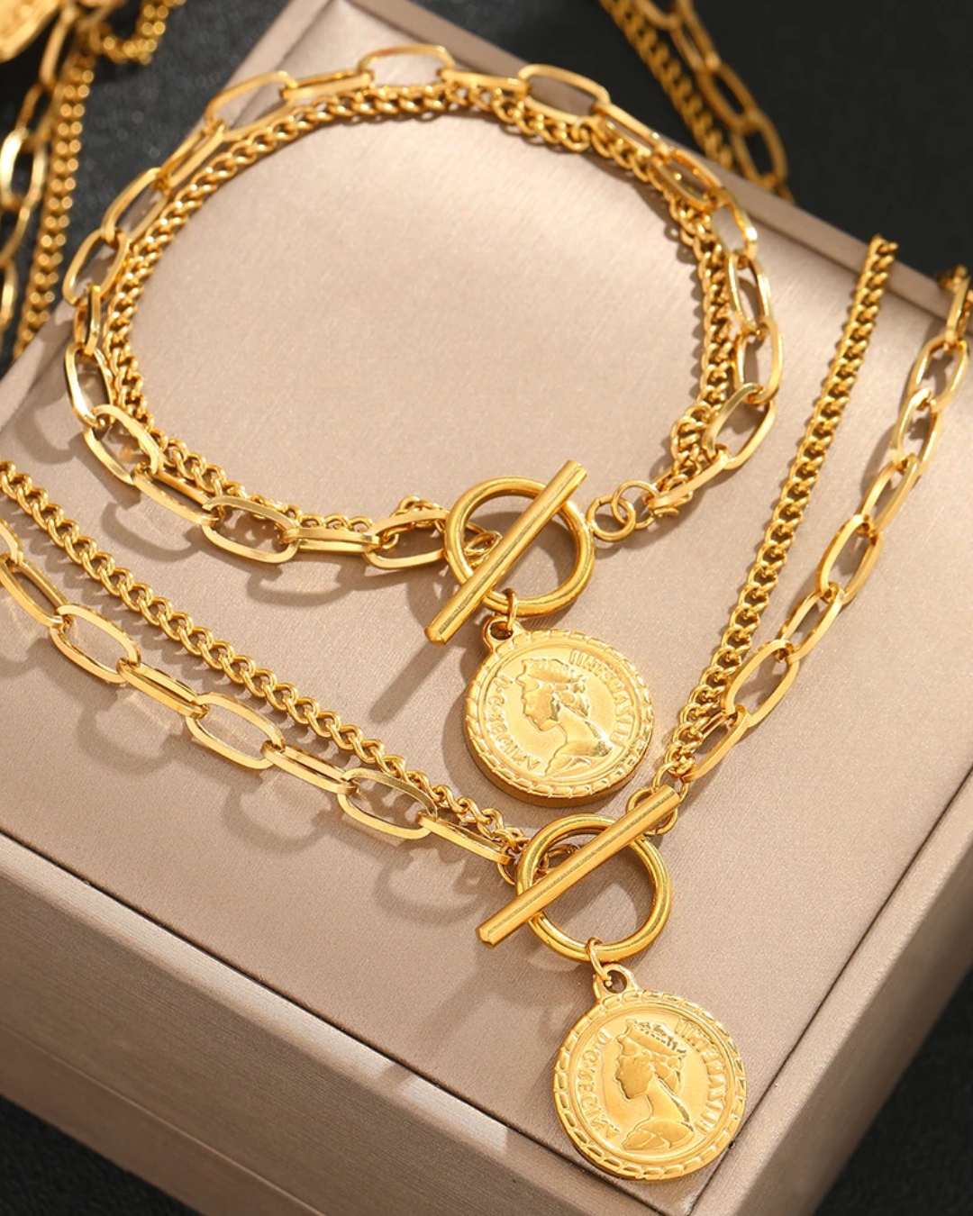 Conjunto Moeda Real Dourado – Colar e Pulseira Dupla com Pingente da Rainha Elizabeth