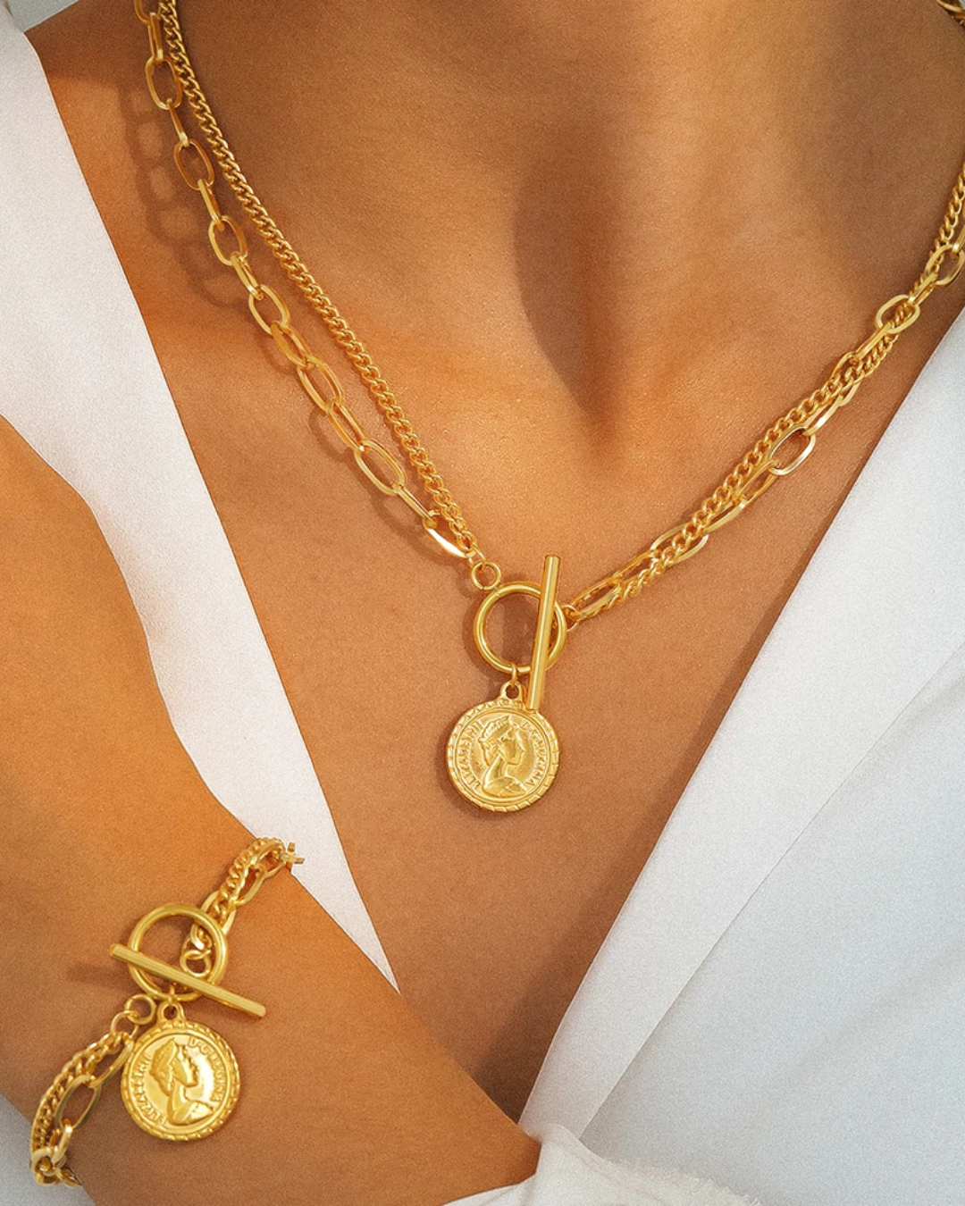 Conjunto Moeda Real Dourado – Colar e Pulseira Dupla com Pingente da Rainha Elizabeth