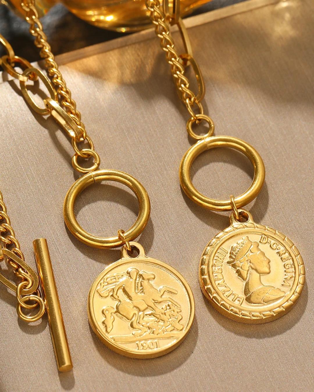 Conjunto Moeda Real Dourado – Colar e Pulseira Dupla com Pingente da Rainha Elizabeth