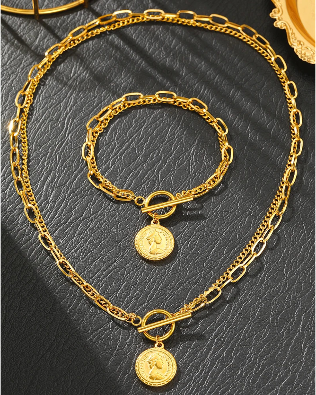Conjunto Moeda Real Dourado – Colar e Pulseira Dupla com Pingente da Rainha Elizabeth