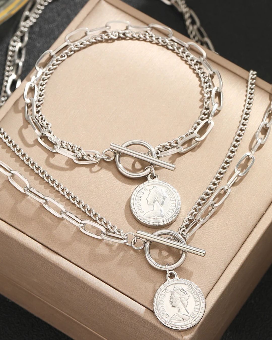 Conjunto Moeda Real Prateado – Colar e Pulseira Dupla com Pingente da Rainha Elizabeth