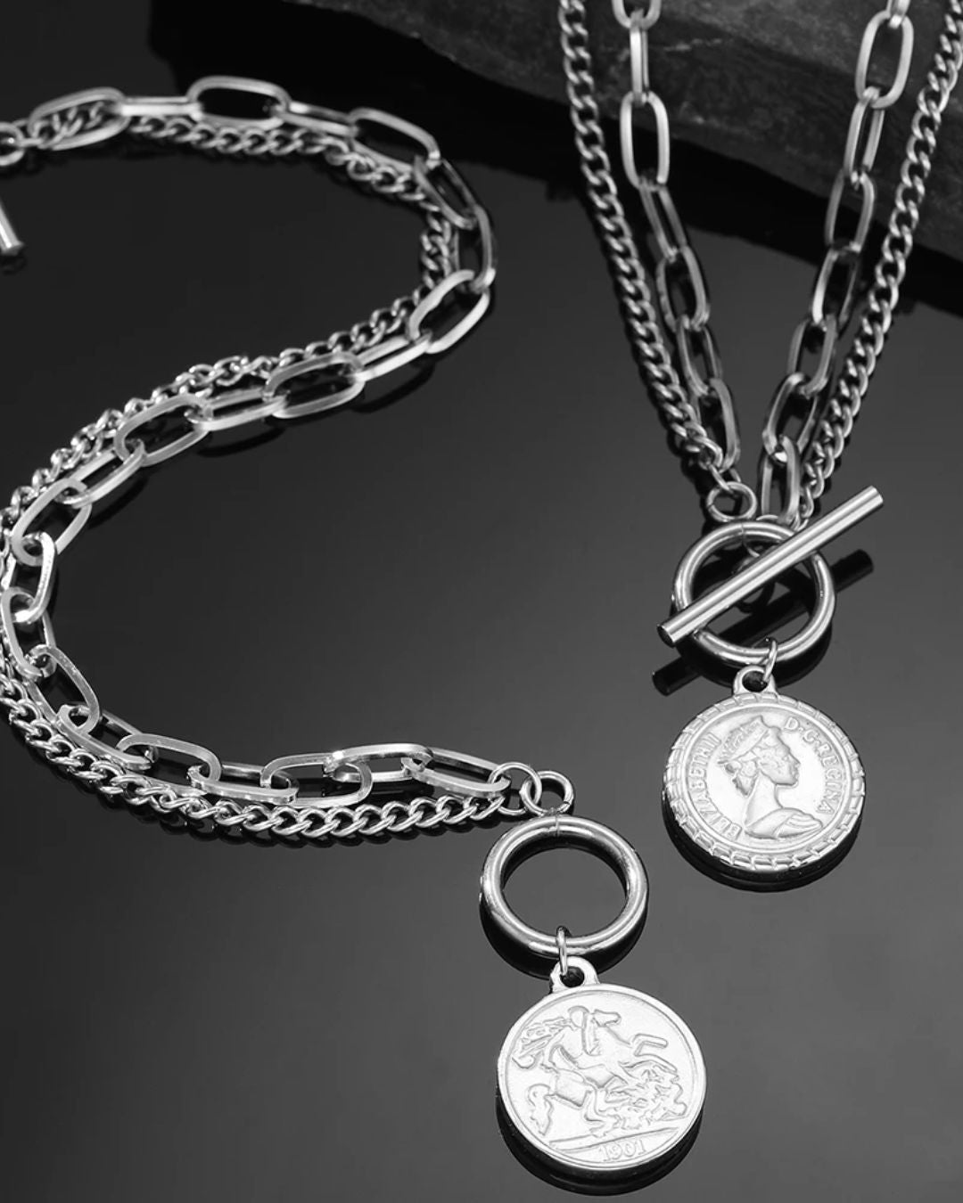Conjunto Moeda Real Prateado – Colar e Pulseira Dupla com Pingente da Rainha Elizabeth