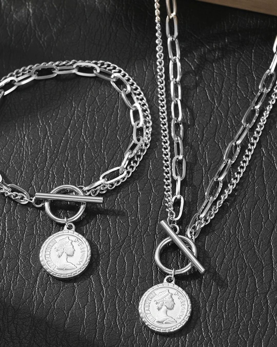 Conjunto Moeda Real Prateado – Colar e Pulseira Dupla com Pingente da Rainha Elizabeth