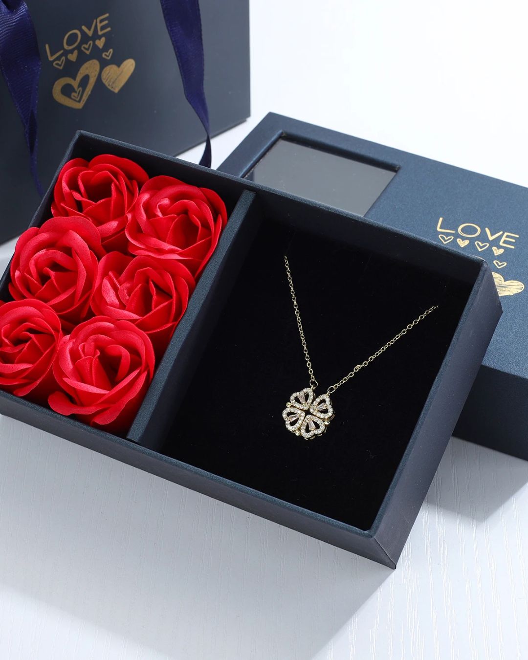 Colar Trevo de Coração Magnético com Caixa Love e Rosas