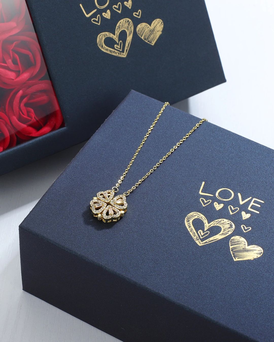 Colar Trevo de Coração Magnético com Caixa Love e Rosas