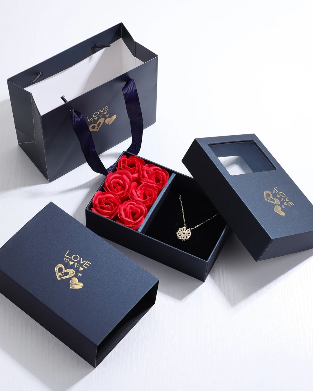 Colar Trevo de Coração Magnético com Caixa Love e Rosas