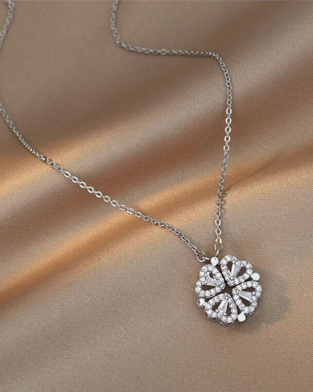 Colar Trevo de Coração Magnético com Caixa Love e Rosas